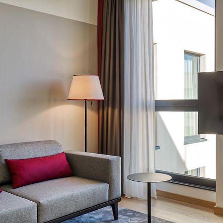 Intercityhotel Berlin Airport Ber Terminal 1 & 2 Schonefeld Bagian luar foto The interior of a room at the hotel