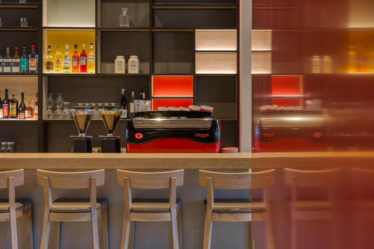 Intercityhotel Berlin Airport Ber Terminal 1 & 2 Schonefeld Bagian luar foto The bar of the hotel