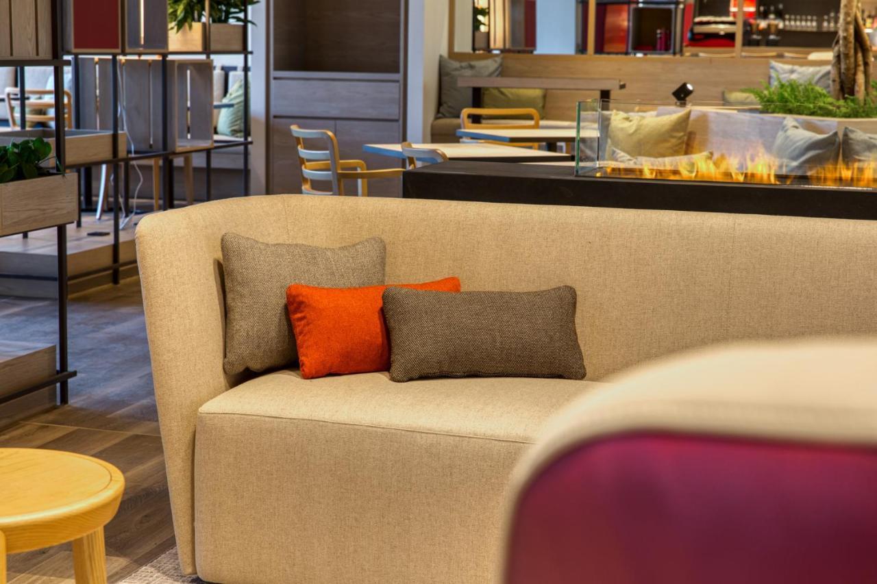 Intercityhotel Berlin Airport Ber Terminal 1 & 2 Schonefeld Bagian luar foto "The sofa is a sofa"