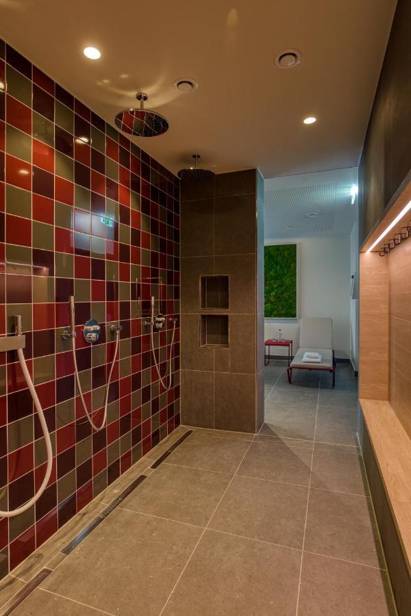 Intercityhotel Berlin Airport Ber Terminal 1 & 2 Schonefeld Bagian luar foto Shower room