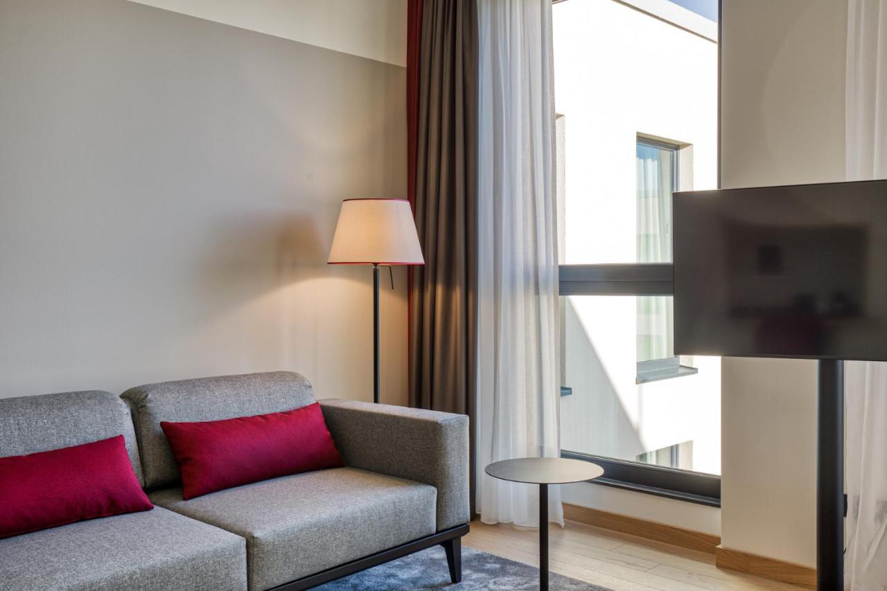 Intercityhotel Berlin Airport Ber Terminal 1 & 2 Schonefeld Bagian luar foto The interior of a room at the hotel